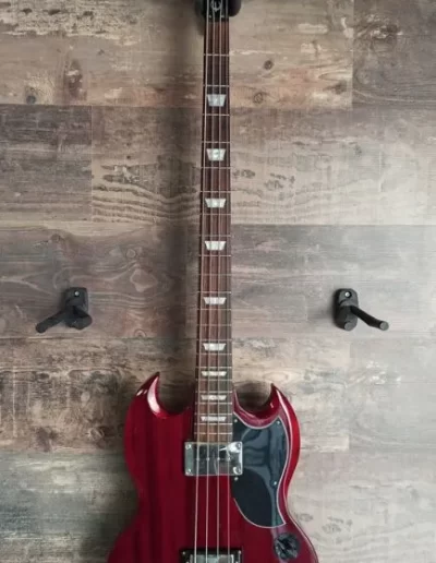 Exposición en pared de guitarra Gibson EB-3