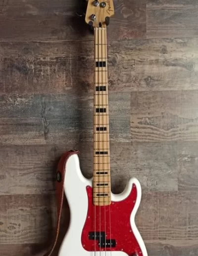 Exposición en pared de guitarra Fender American Ultra PB