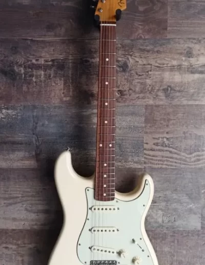 Exposición en pared de guitarra Fender Road Worn '60s Stratocaster Olympic White PF