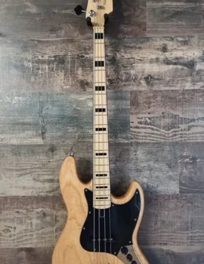 Exposición en pared de guitarra Fender Deluxe Active Jazz Bass