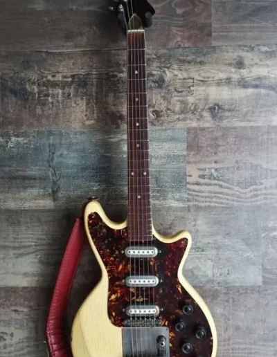 Exposición en pared de guitarra Framus Strato Super S 1963