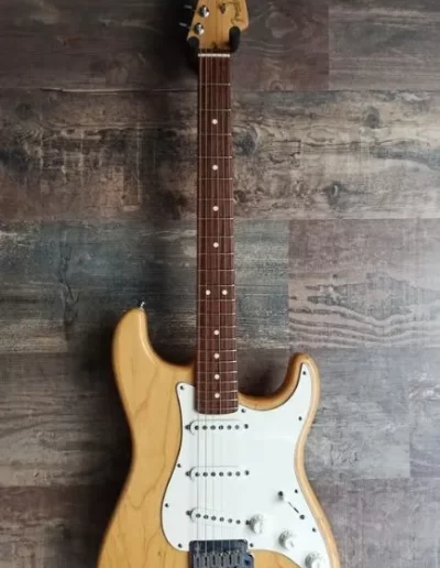 Exposición en pared de guitarra Fender Strat Classic 70s series