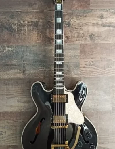 Exposición en pared de guitarra Gibson ES-355 Bigsby VOS
