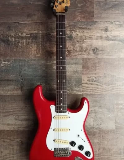 Exposición en pared de guitarra Fender Strat Red