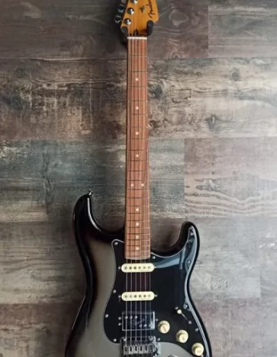 Exposición en pared de guitarra Fender Player Plus Stratocaster HSS Silverburst