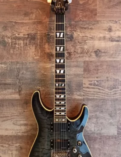 Exposición en pared de guitarra Guitarra eléctrica Schecter C-1 FR Custom See-Thru Black