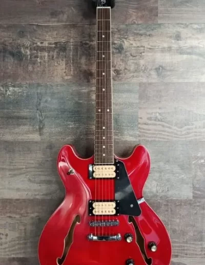 Exposición en pared de guitarra Harley Benton HB-35Plus