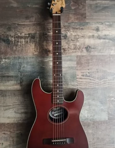 Exposición en pared de guitarra Fender Stratacoustic