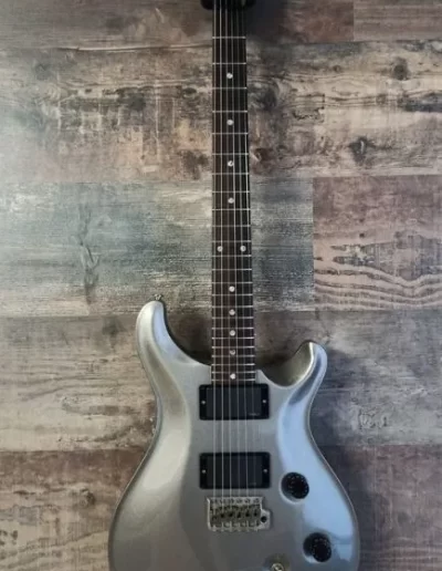 Exposición en pared de guitarra PRS Custom 24 Silver