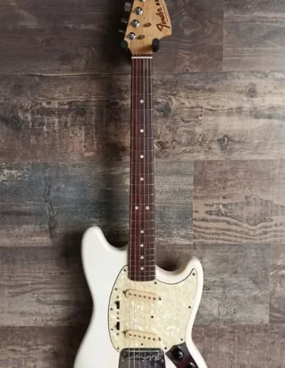 Exposición en pared de guitarra Fender Mustang