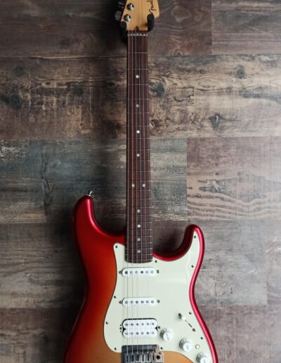 Exposición en pared de guitarra Fender American Series Stratocaster HSS