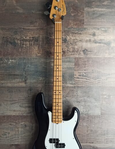 Exposición en pared de guitarra Fender JV Precision Bass Black 57