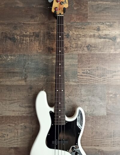 Exposición en pared de guitarra Fender JB Bass Japan WH